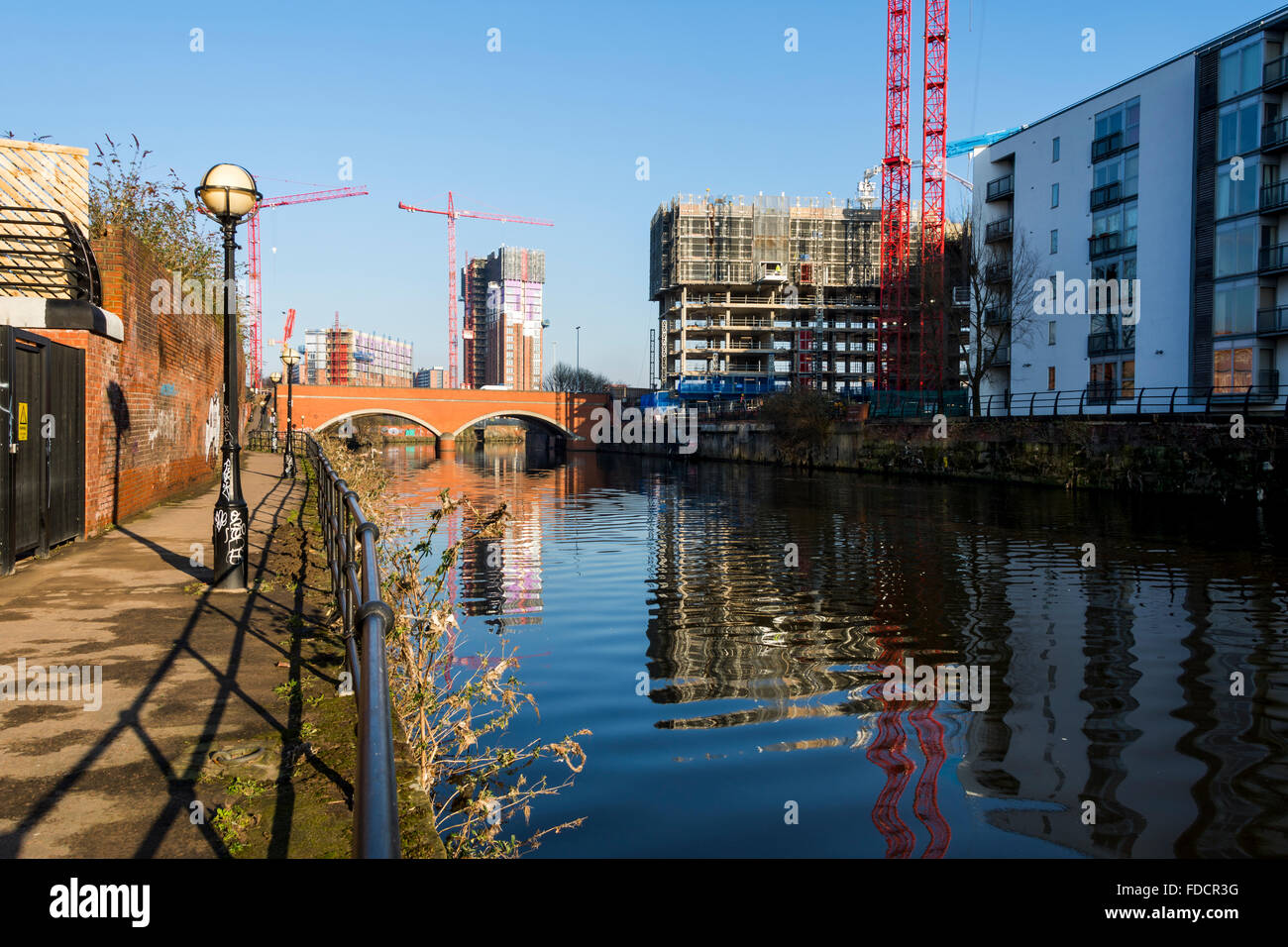 Wilburn St. Becken und Water Street Mehrfamilienhäuser im Bau, von der Uferweg Irwell Salford, Manchester, UK Stockfoto