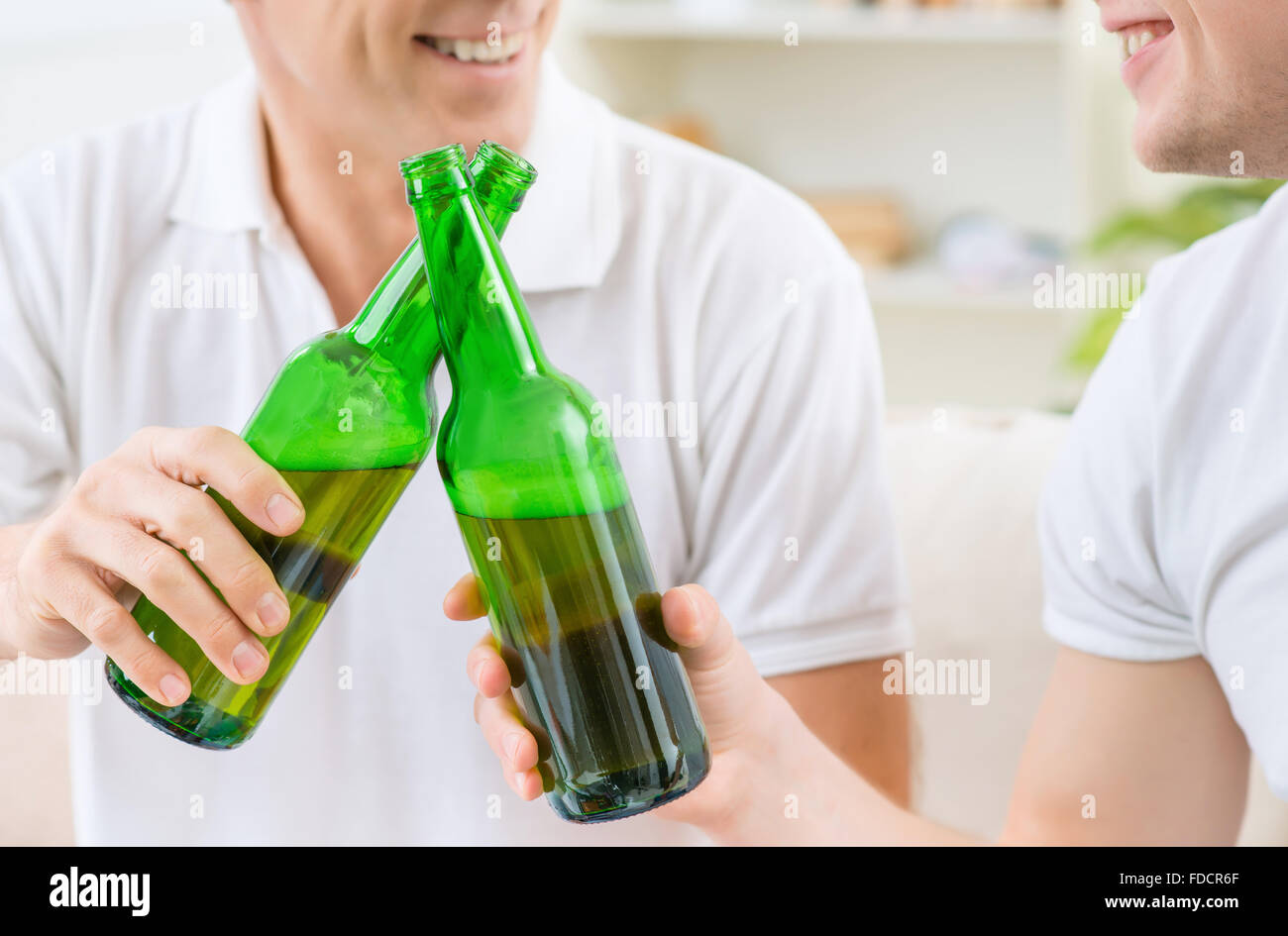 Drinking beer Fotos und Bildmaterial in hoher Auflösung Alamy