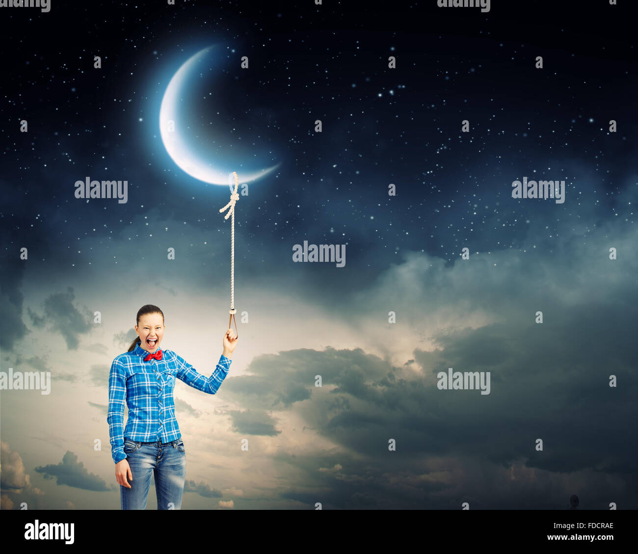 Junge Frau im lässigen Holding Mond auf Spitze Stockfoto