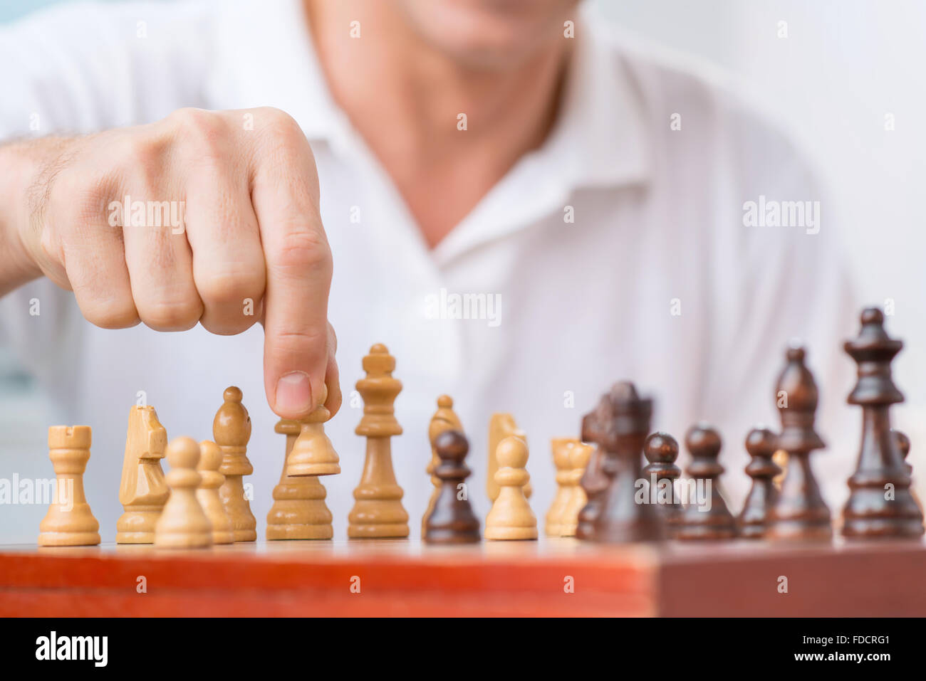 Intelligenter Mann spielt Schach Stockfoto