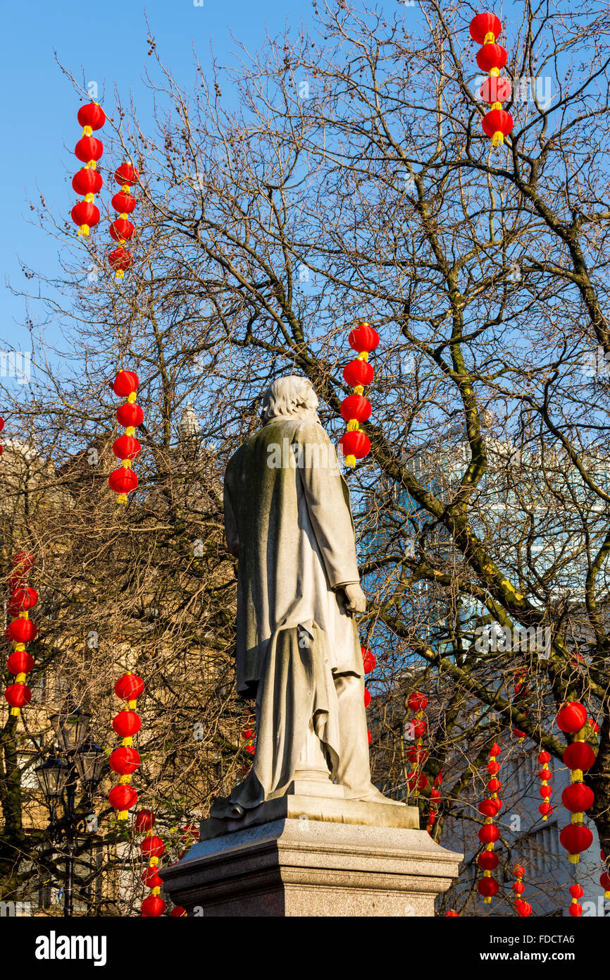 Statue von John Bright und chinesische Laternen in Albert Square, Manchester, England, UK.  Zum chinesischen Neujahr feiern. Stockfoto