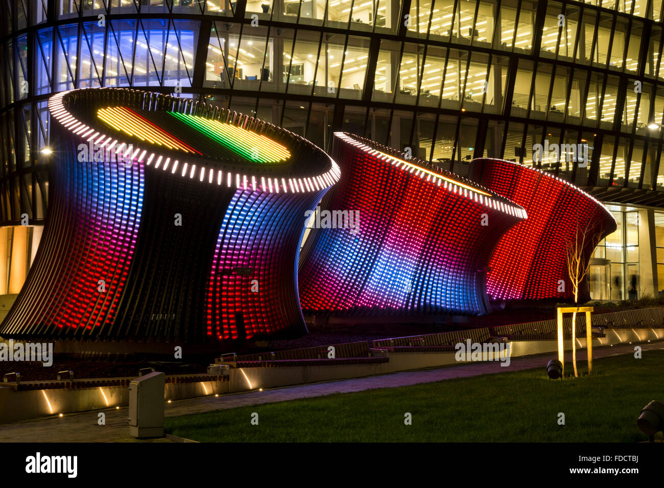 Beleuchtete "Erde Tubes', Teil des kombinierten Kraft-Wärme-Systems für die 1 Angel Square Building, Manchester, UK Stockfoto