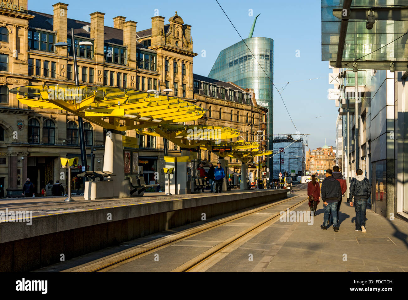 Exchange Square Metrolink Tram Stop, Corporation Street, Manchester, England, UK.  Die Getreidebörse und Urbis Gebäude hinter. Stockfoto