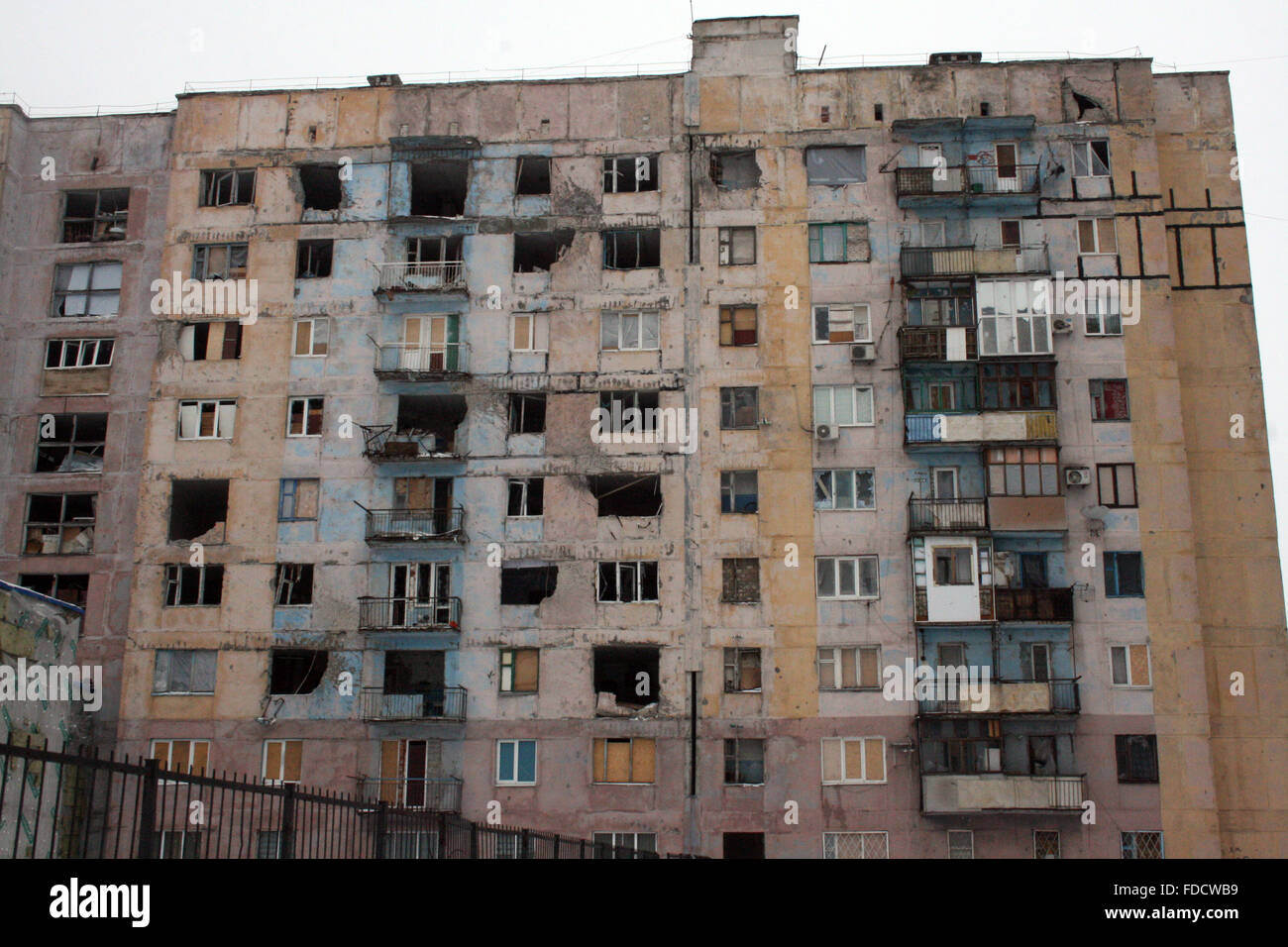 Eine zerstörte Wohnhaus in Avdiivka, Ukraine 28 Januar 206. Die kleine Stadt befindet sich an der Vorderseite der Separatisten und Wiederaufbau schreitet langsam voran. Foto: Friedemann Kohler/dpa Stockfoto