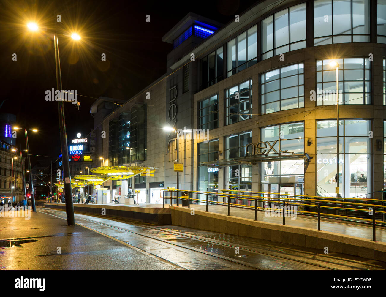 Exchange Square Metrolink Straßenbahn-Haltestelle in der Nacht, Corporation Street, Manchester, England, UK.  Das Arndale Centre auf der rechten Seite. Stockfoto