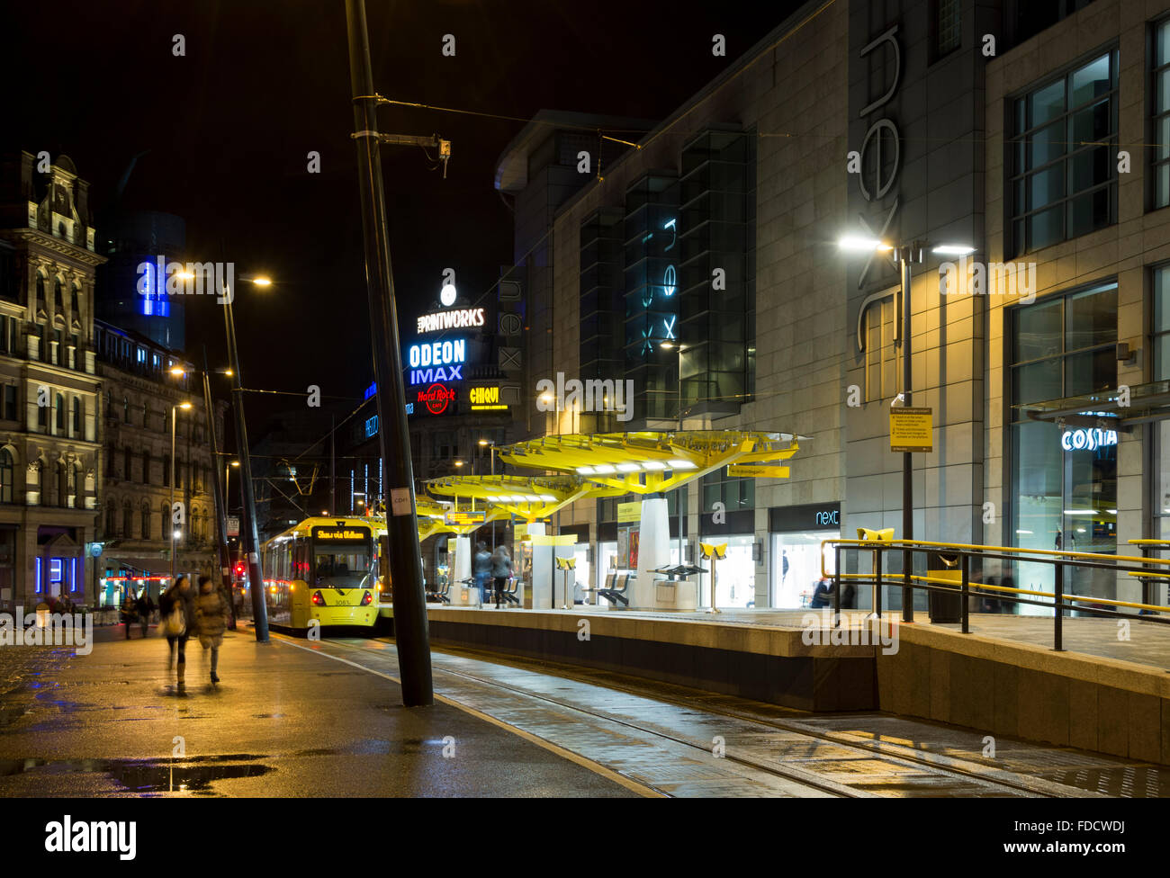 Exchange Square Metrolink Straßenbahn-Haltestelle in der Nacht, Corporation Street, Manchester, England, UK.  Das Arndale Centre auf der rechten Seite. Stockfoto