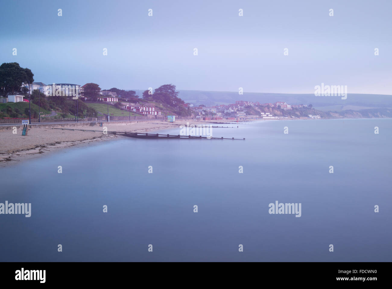 Blick vom Banjo Badesteg in Swanage Blick nach Norden in Richtung Ballard Down in der Ferne Stockfoto