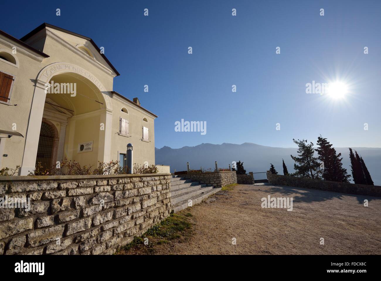 Eingang des Santuario di Montecastello, Tignale, Gardasee, Provinz Brescia, Lombardei, Italien Stockfoto