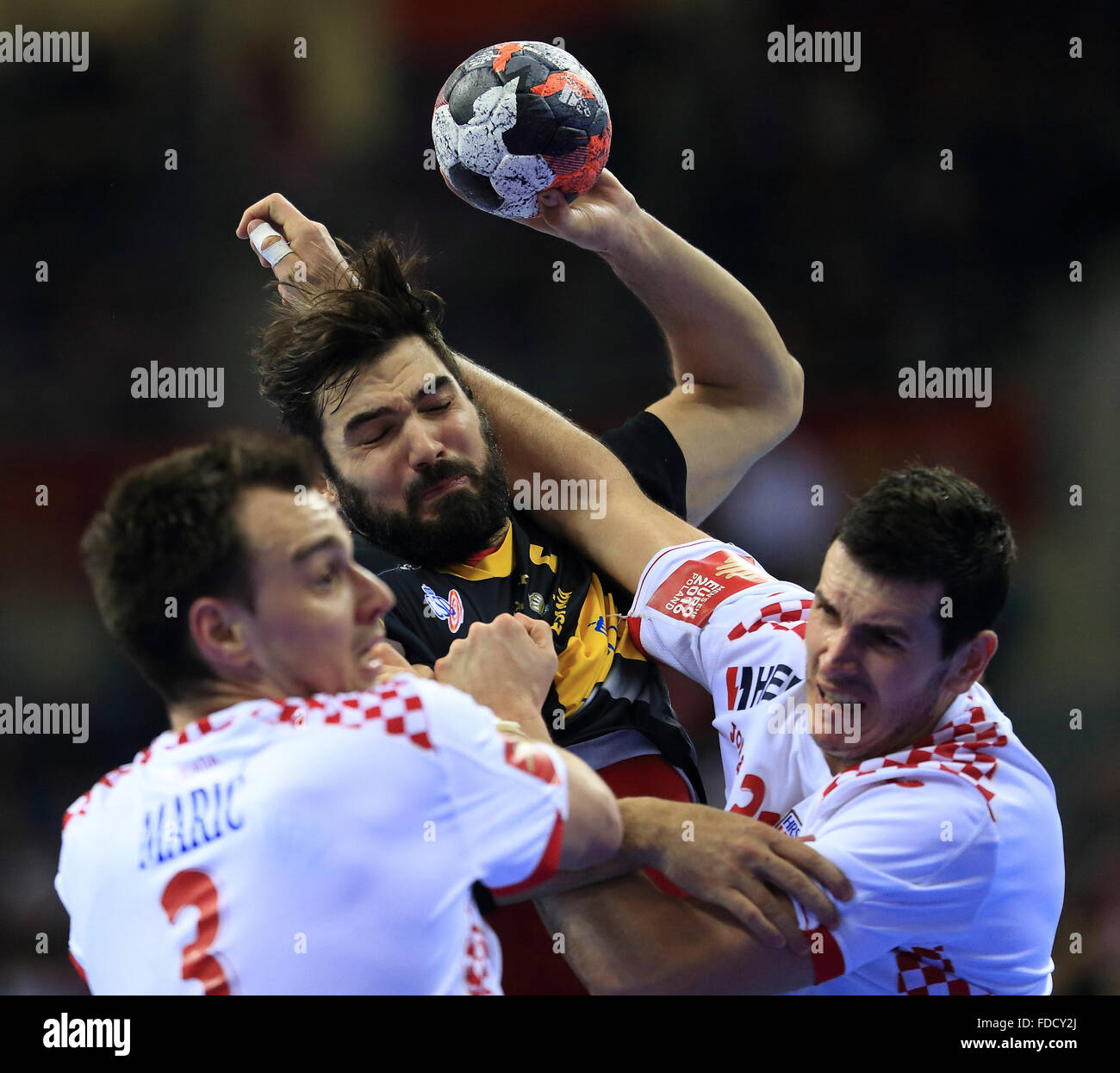 Krakau, Polen. 29. Januar 2016. Jorge Maqueda (C.) von Spanien gegen Marino Maric (L) von Kroatien und Luka Sebetic (R) Kroatien während 2016 Herren Handball-WM Halbfinale Spiel zwischen Kroatien und Spanien in der Tauron Arena in Krakau, Polen, 29. Januar 2016. Foto: Jens Wolf/Dpa/Alamy Live News Stockfoto