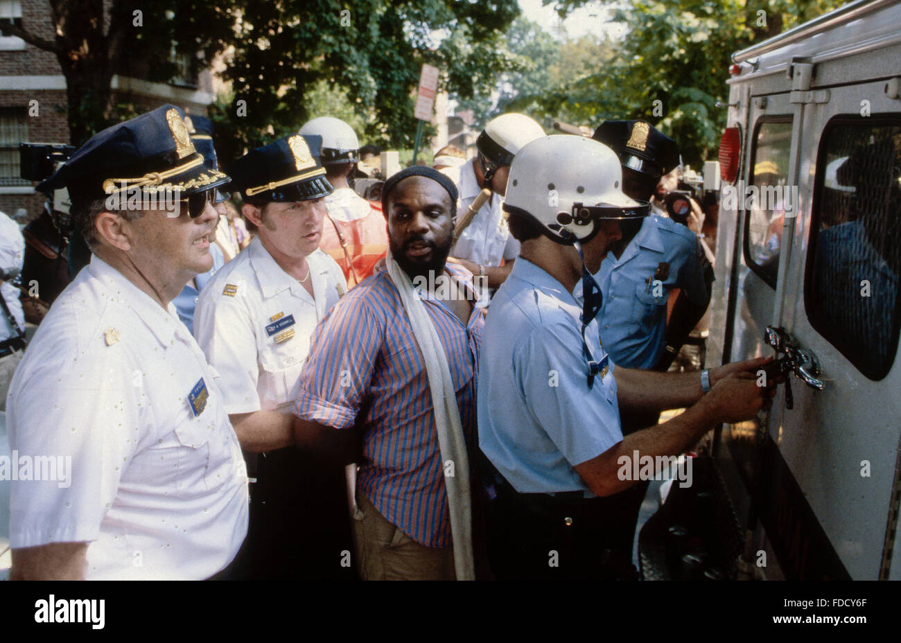 Washington, DC, USA, 7. August 1980 Anti-Khomeini-Demonstration in der Innenstadt von DC. Protest gegen der Übernahme der US-Botschaft in Teheran und der Holding als Geiseln 54 Botschaftsmitarbeiter. Polizei verhaftet einen Demonstrator und andere schreien an die Polizisten zum Schutz der iranischen Studenten, die zur Unterstützung der Khomeini Regierung marschierten.  Bildnachweis: Mark Reinstein Stockfoto