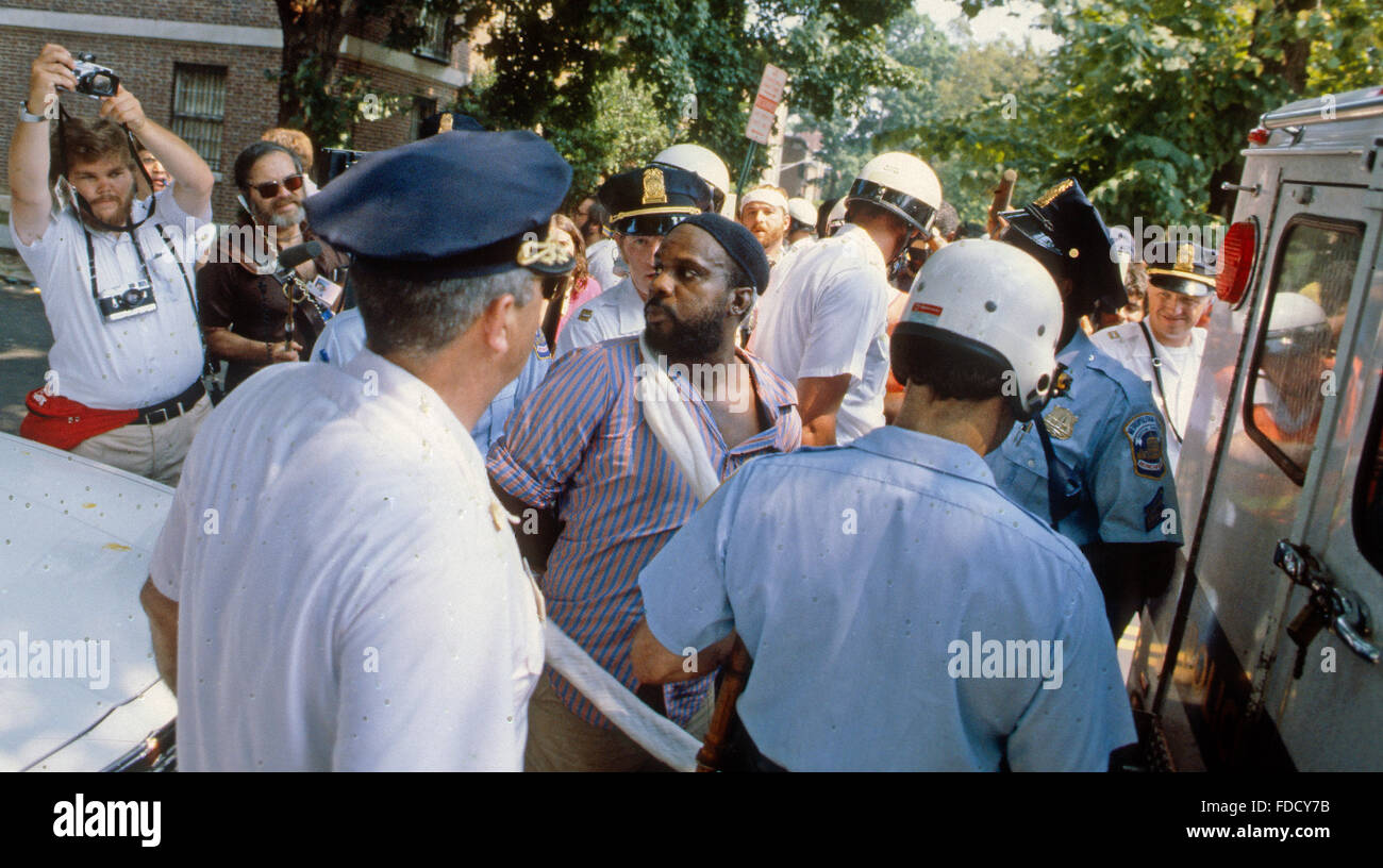 Washington, DC, USA, 7. August 1980 Anti-Khomeini-Demonstration in der Innenstadt von DC. Protest gegen der Übernahme der US-Botschaft in Teheran und der Holding als Geiseln 54 Botschaftsmitarbeiter. Polizei verhaftet einen Demonstrator und andere schreien an die Polizisten zum Schutz der iranischen Studenten, die zur Unterstützung der Khomeini Regierung marschierten.  Bildnachweis: Mark Reinstein Stockfoto