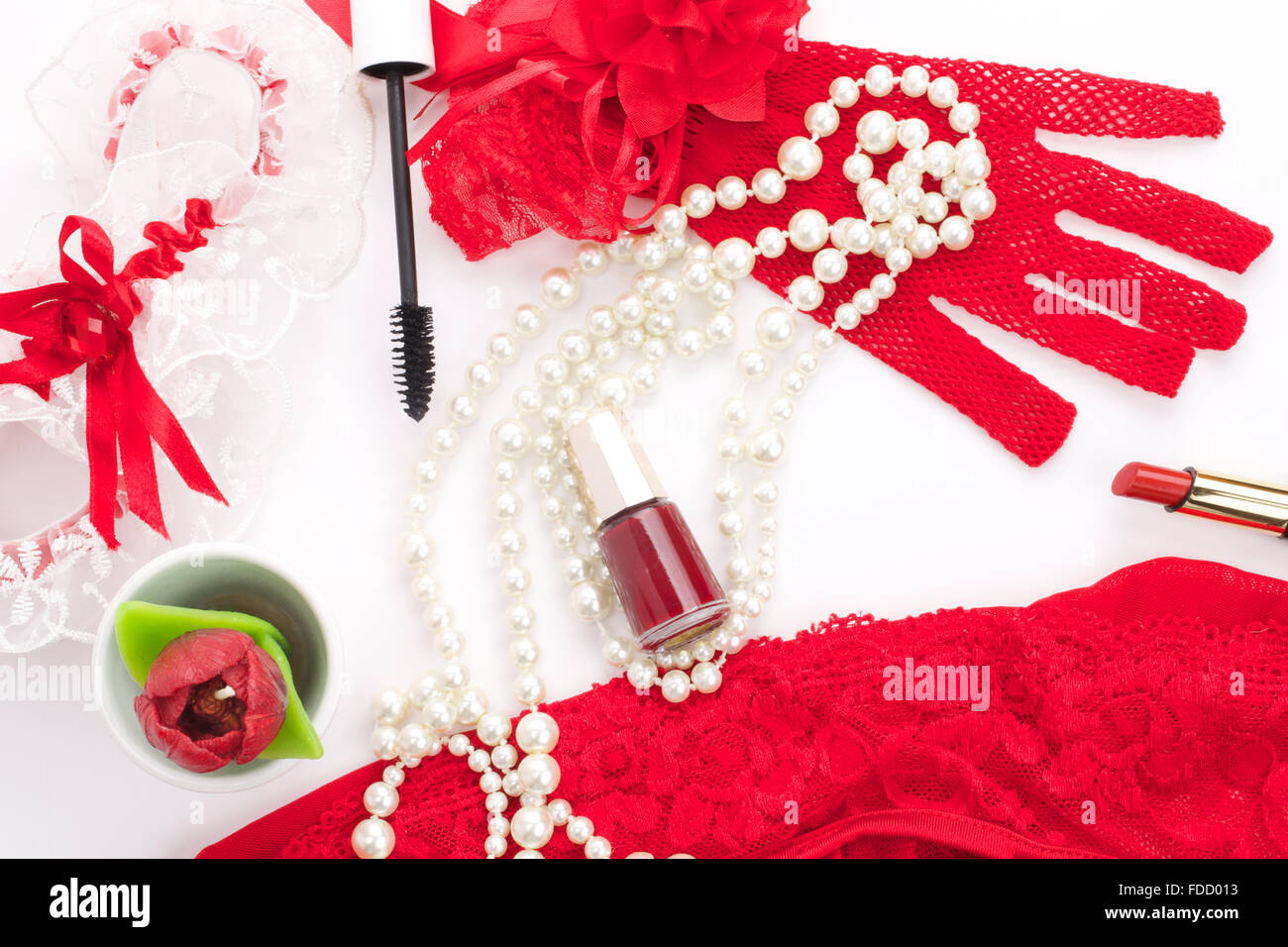 Rote und weiße romantische Accessoires. Zum Valentinstag Stockfoto