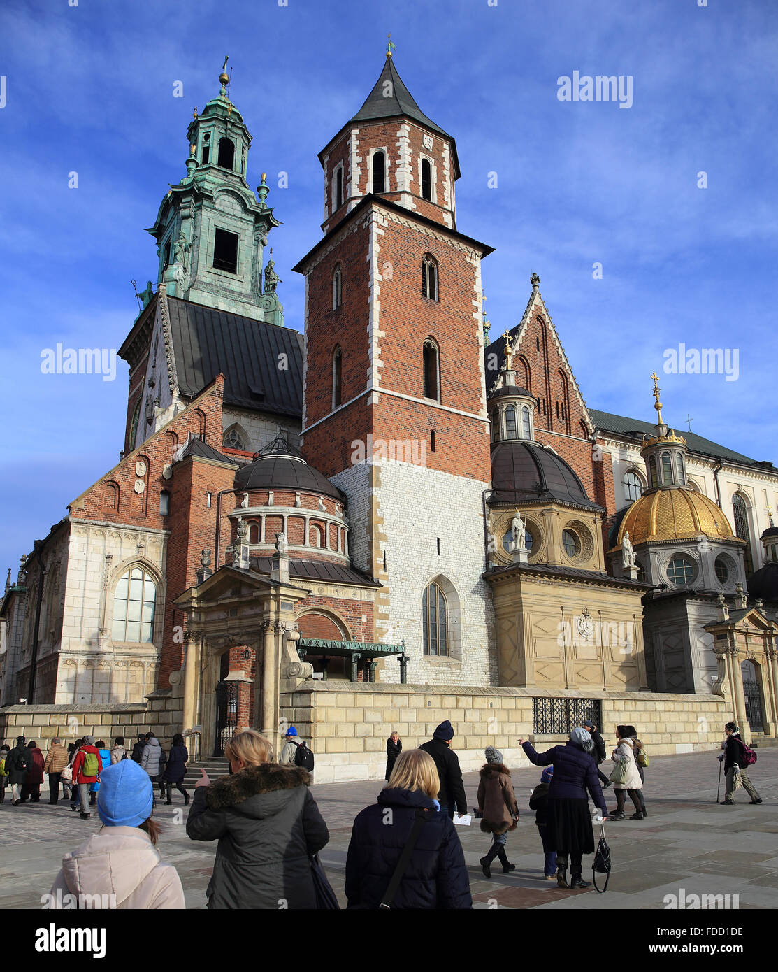 Krakau, Polen. 30. Januar 2016. Der Wawel-Kathedrale in Krakau, Polen, 30. Januar 2016. Krakau, der Hauptstadt der Provinz Malopolska liegt an der Weichsel im Süden Polens mit seinen rund 750.000 Einwohnern. Der Fluss selbst fließt mitten durch die Stadt, die im 13. Jahrhundert gegründet wurde. Die Altstadt ist komplett erhalten und seit 1978 von der UNESCO in das Weltkulturerbe gesetzt Liste. Krakau ist eine der ältesten kulturellen und wissenschaftlichen Zentren Mitteleuropas. Bildnachweis: Dpa picture Alliance/Alamy Live News Stockfoto