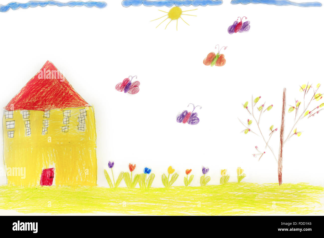 kindliche Zeichnung des Sommers mit Haus Blumen und Schmetterlinge Stockfoto