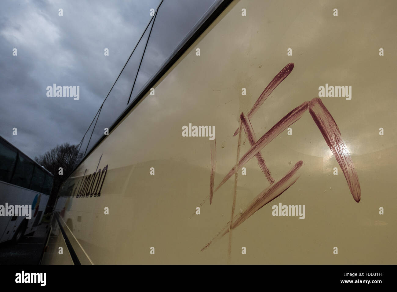 Kent, UK. 30. Januar 2016. Ein Hakenkreuz beschmiert im Blut durch eine rechtsextremen Demonstranten in einem Bus mit London antifaschistischen KostenzählerProtestierendern bei Maidstone Service Station Credit: Guy Corbishley/Alamy Live News Stockfoto