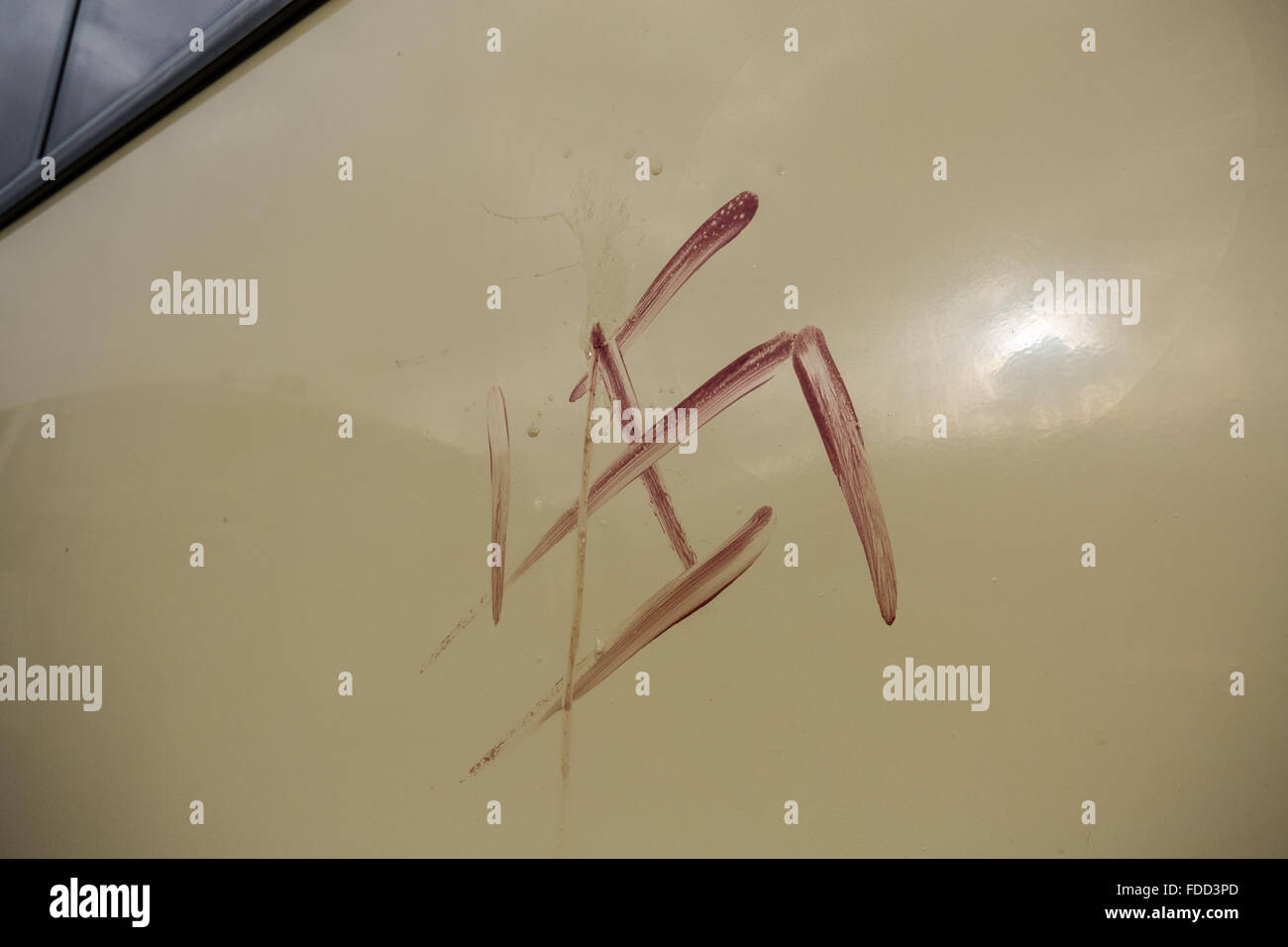 Kent, UK. 30. Januar 2016. Ein Hakenkreuz beschmiert im Blut durch eine rechtsextremen Demonstranten in einem Bus mit London antifaschistischen KostenzählerProtestierendern bei Maidstone Service Station Credit: Guy Corbishley/Alamy Live News Stockfoto