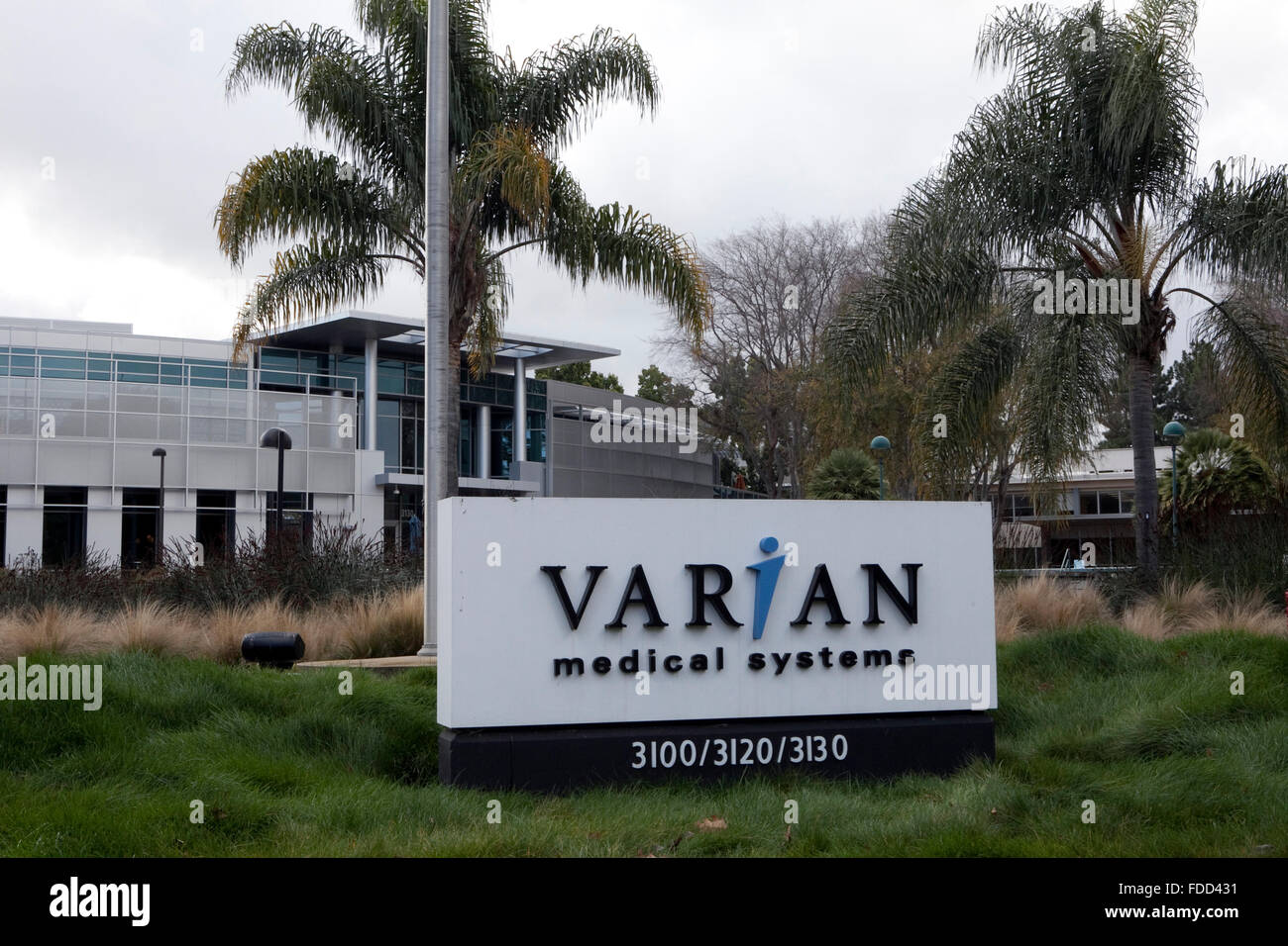 Ein Zeichen werden am Sitz der Varian Medical Systems in Palo Alto, Kalifornien gesehen. Stockfoto