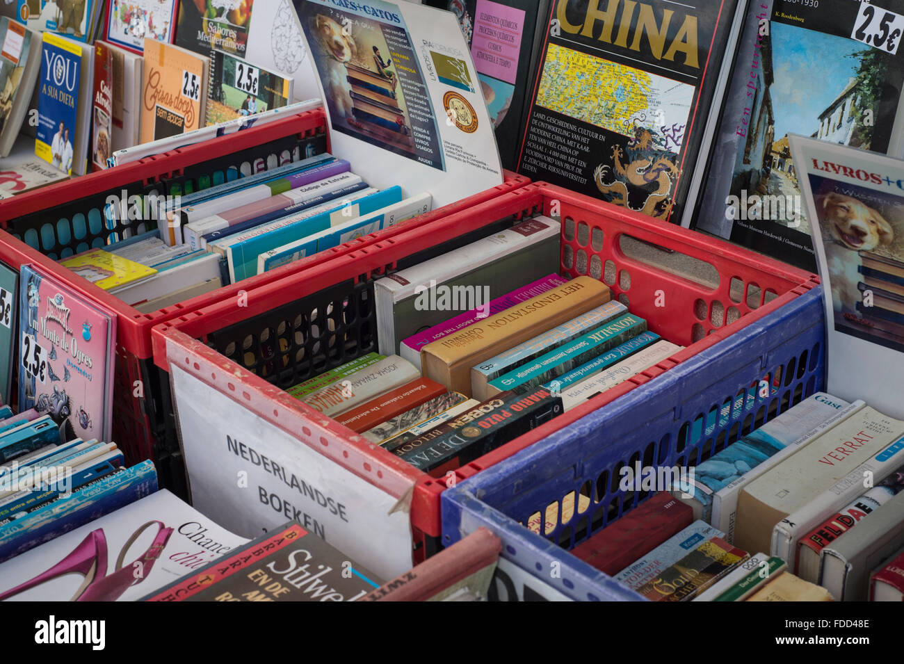 Secondhand Bücherstand mit englischen und deutschen Büchern zum Verkauf Stockfoto