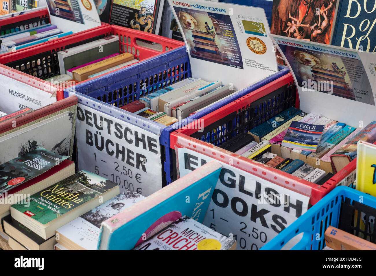 Secondhand Bücherstand mit englischen und deutschen Büchern zum Verkauf Stockfoto