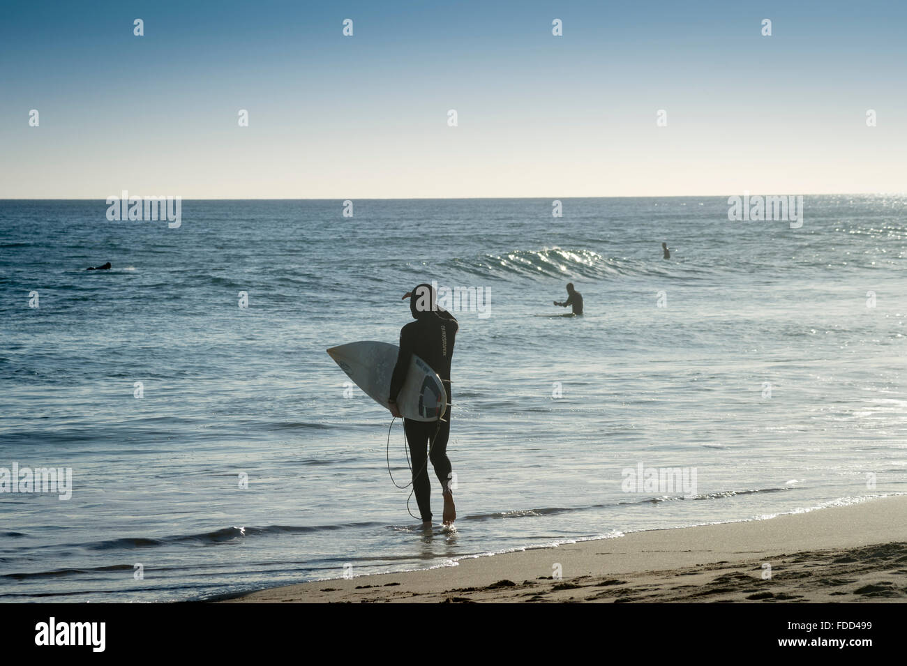 Surfer am Strand warten ins Meer gehen Stockfoto
