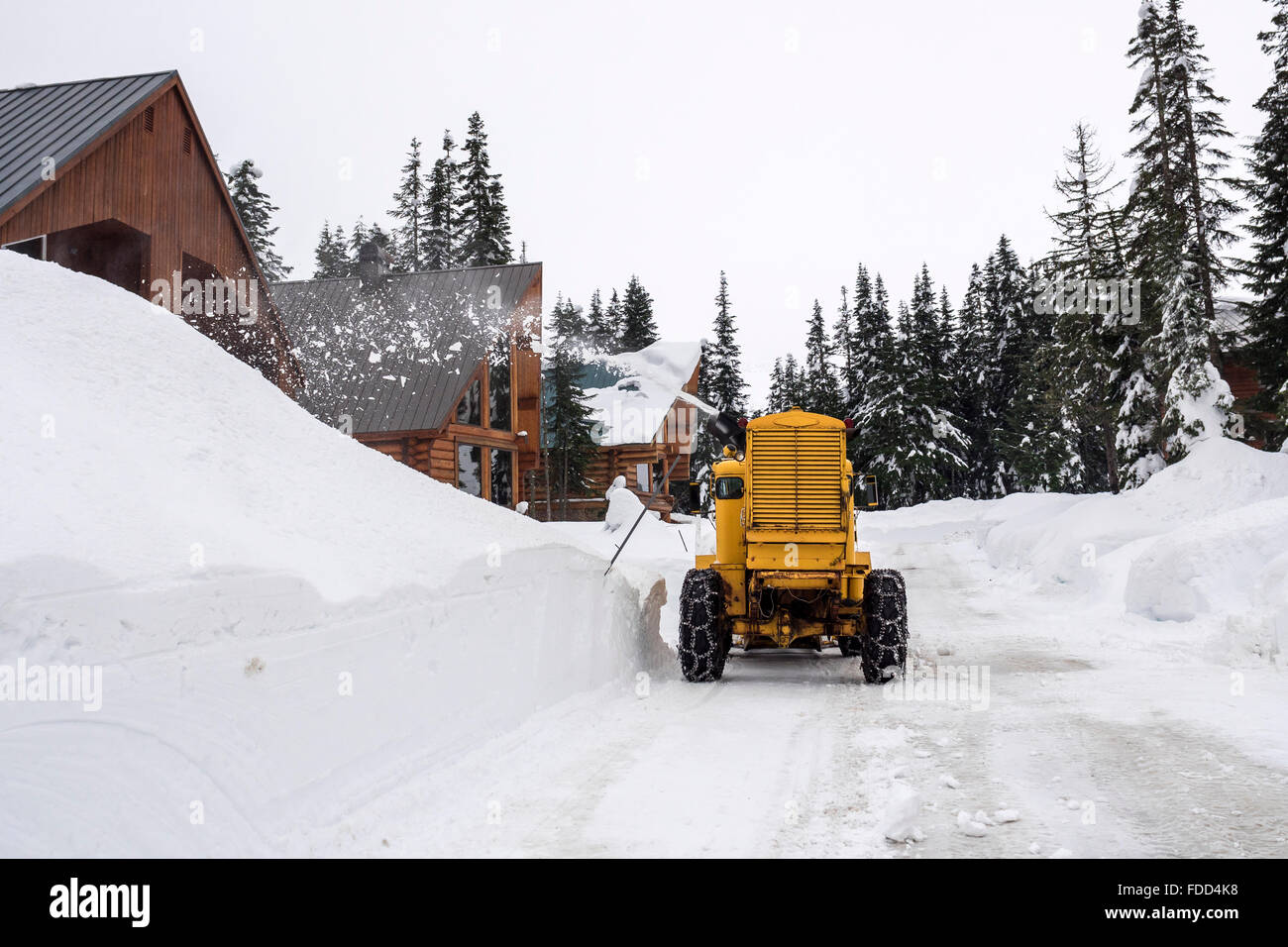 Kabine Bergstraße mit gelben Schnee-Entfernung-Maschine Stockfoto