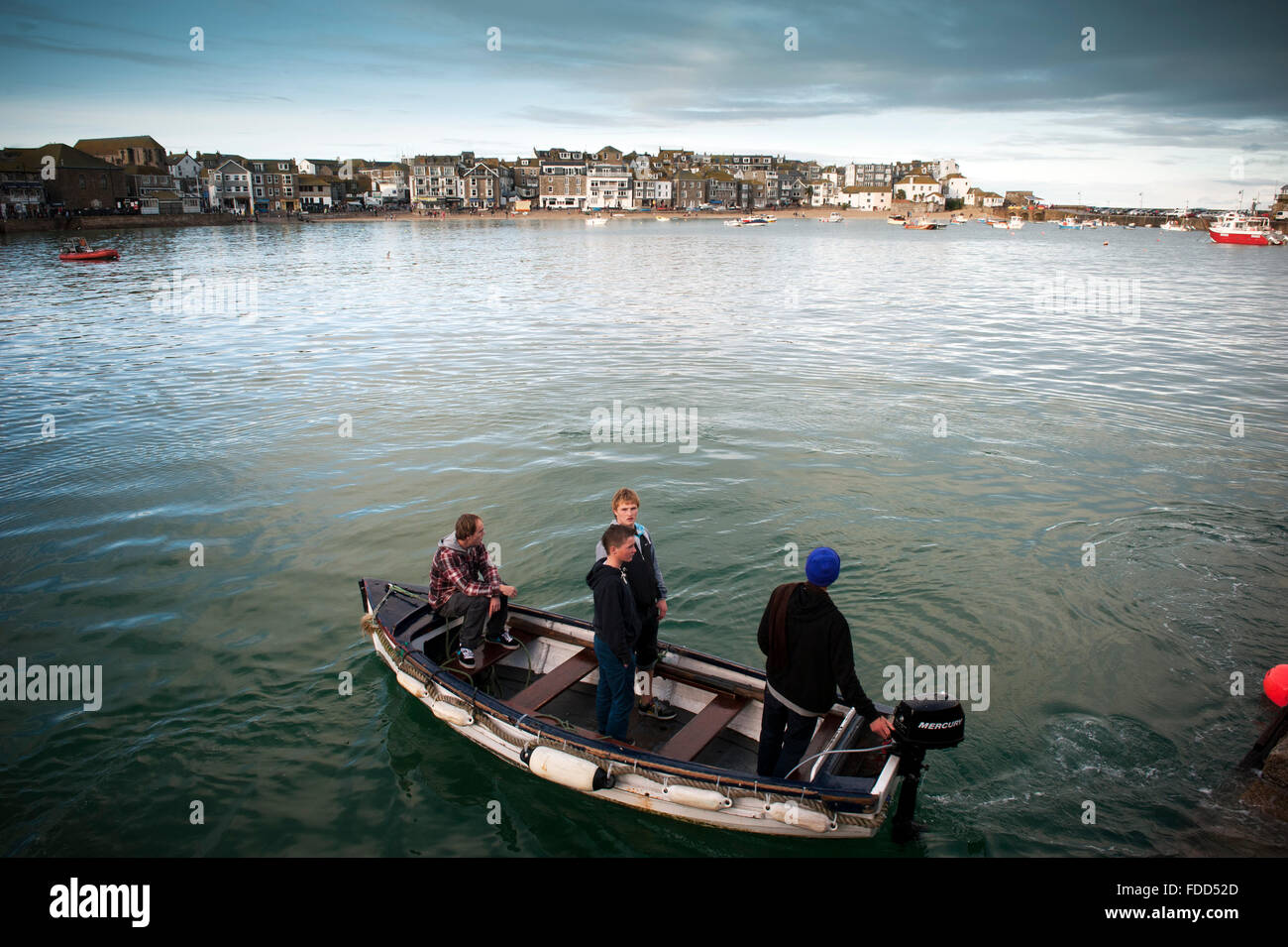 Jugendliche Jungs im Boot in St. Ives Hafen Cornwall England UK Europa Stockfoto