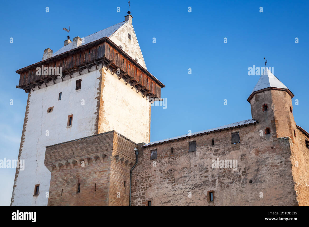 Herman Burg Fassade Fragment über blauen Himmel. Narva. Estland Stockfoto