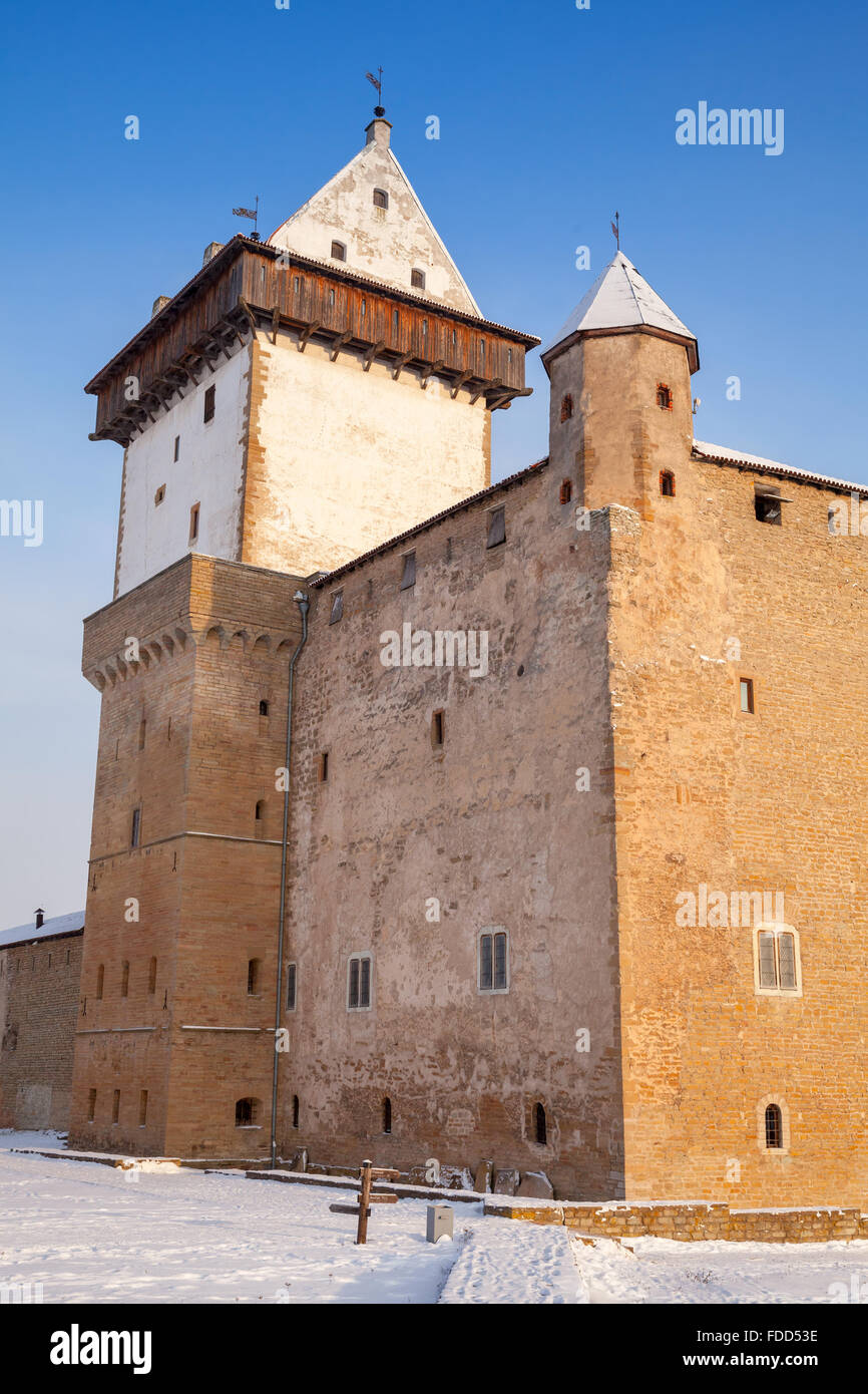 Herman Burg oder Hermanni Linnus in Narva. Estland. Wintersaison, vertikale Zusammensetzung Stockfoto