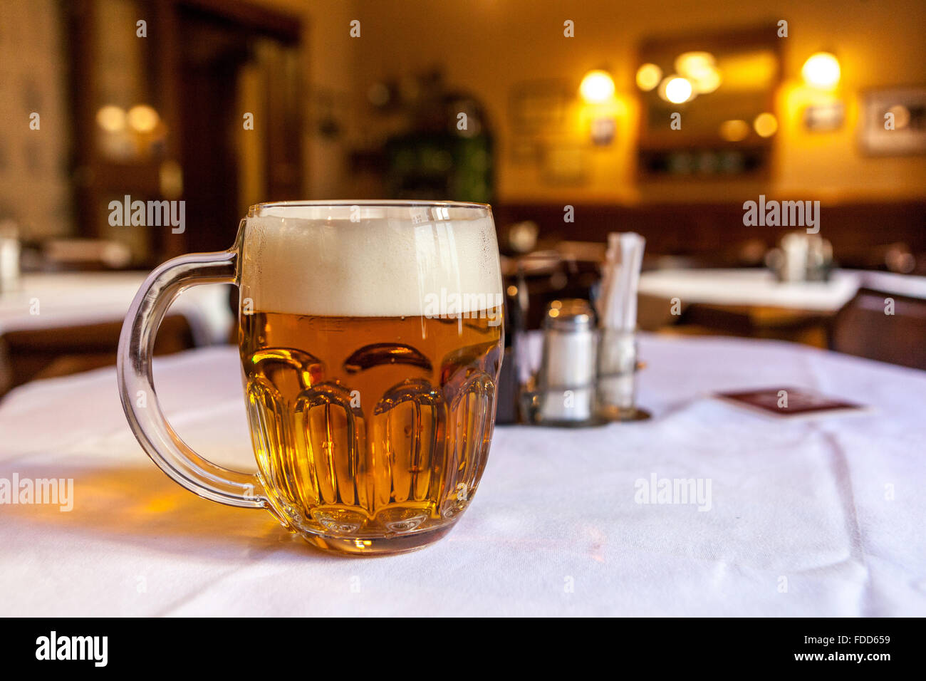 Prager Bierglas Prager Bar innen, Restaurant U Pinkasů, Tschechische Republik Glas Bier Stockfoto