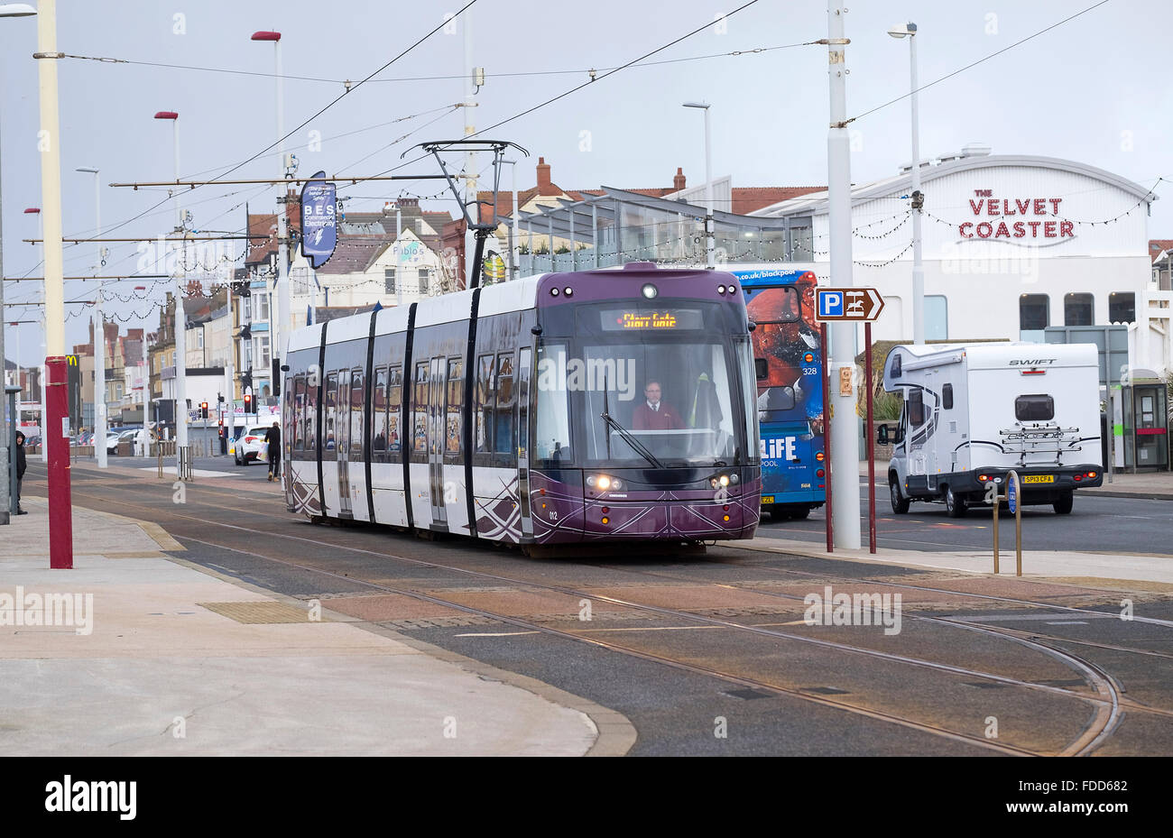 Blackpool Flexity-Tram vorbei an einem Bus an der Promenade, Blackpool Stockfoto
