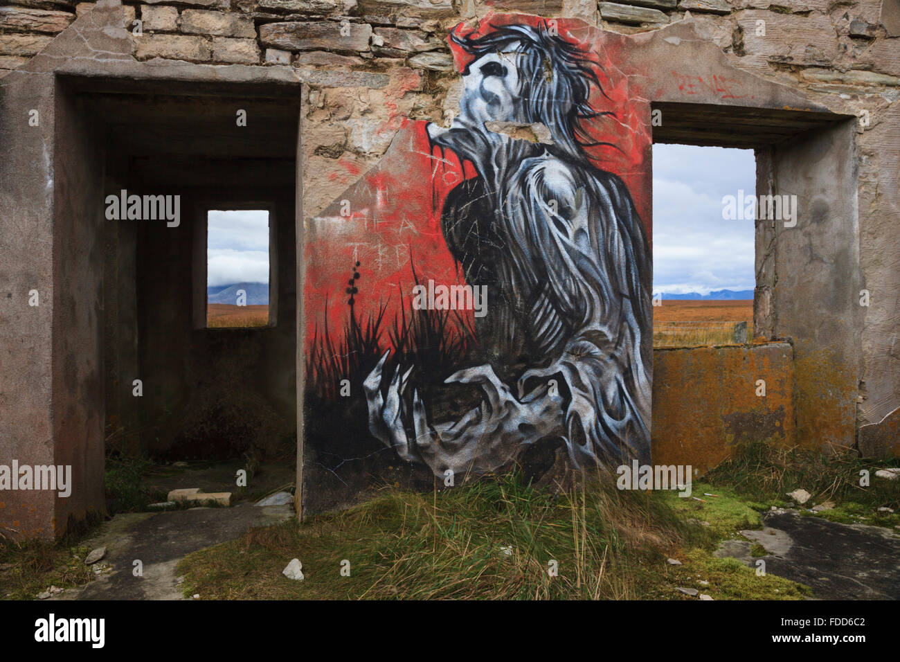 Graffiti in einem verlassenen Gebäude an Moine Ho in Nord-West-Schottland. Stockfoto