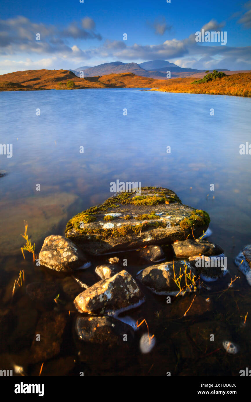 Loch Hakel in der Nähe von Zunge im Norden Schottlands, mit Ben Hope in der Ferne. Stockfoto