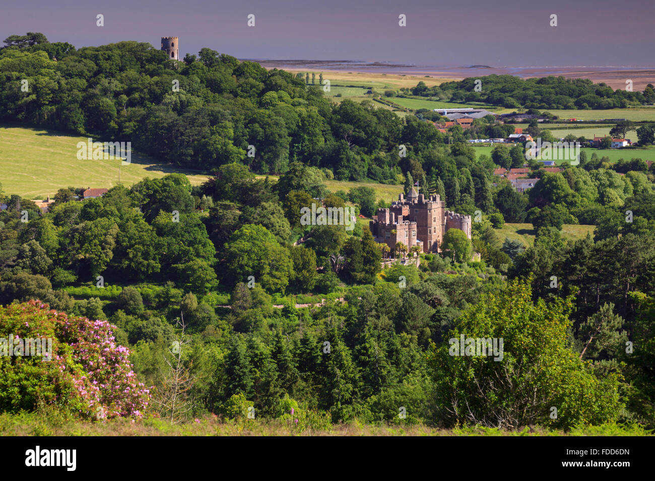 Dunster Castle in Somerset, eingefangen von Fledermäusen Burg im Wildpark. Stockfoto