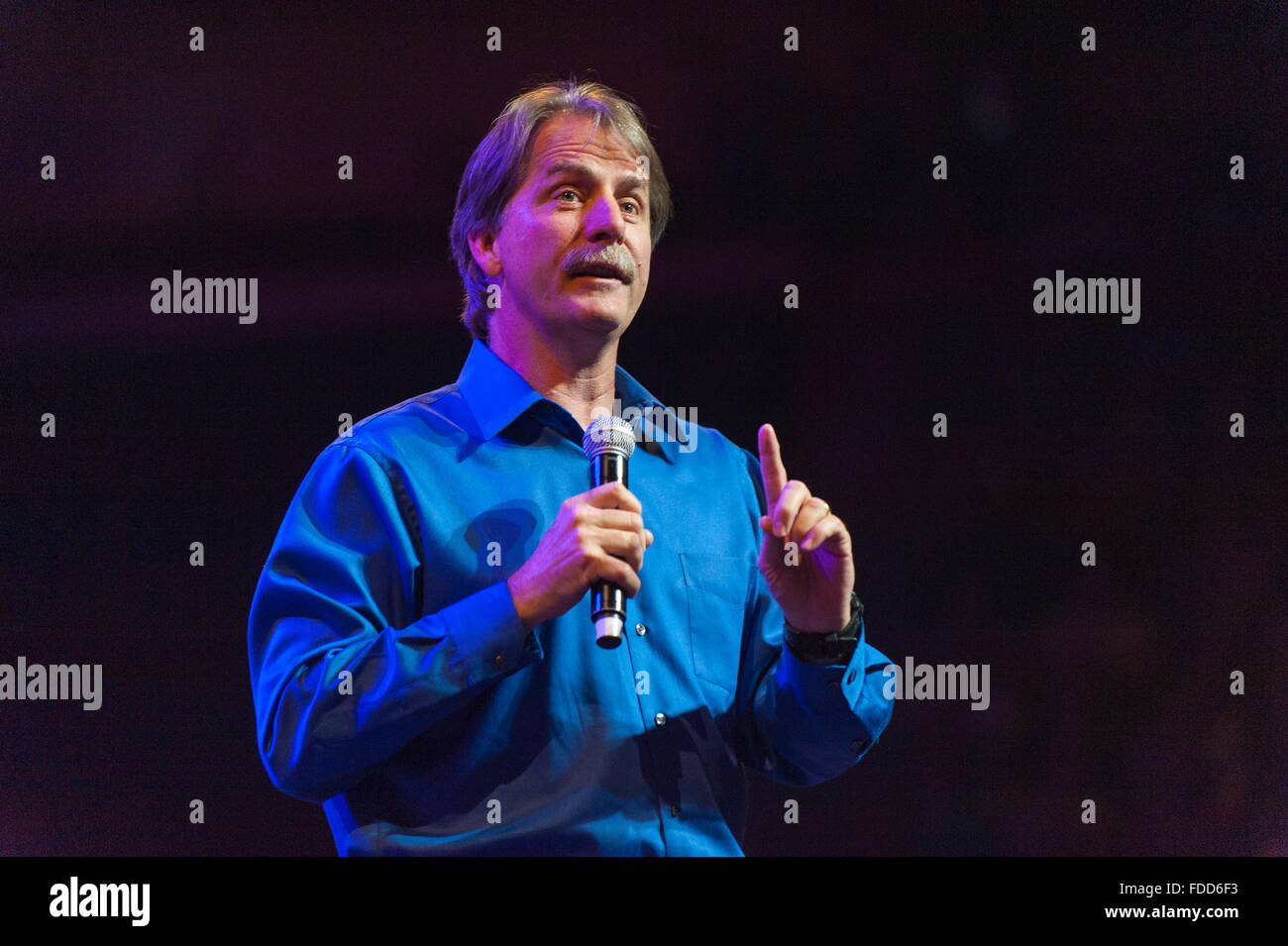 Amerikanische Fernseh-Persönlichkeit und blauen Kragen Schauspieler Jeff Foxworthy auf der Bühne. Stockfoto