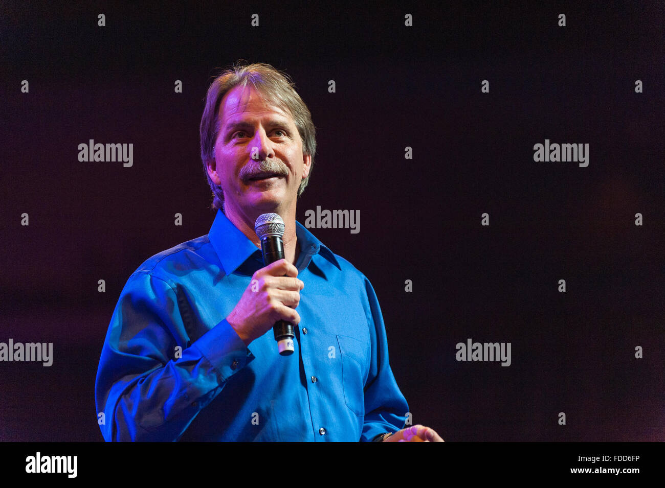 Amerikanische Fernseh-Persönlichkeit und blauen Kragen Schauspieler Jeff Foxworthy auf der Bühne. Stockfoto