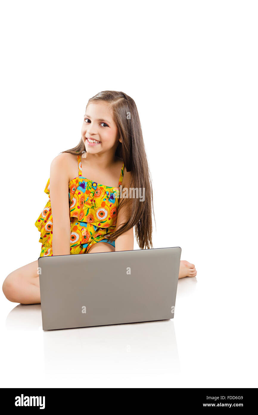 1 Kind Mädchen Schüler sitzen Laptop arbeiten Stockfoto