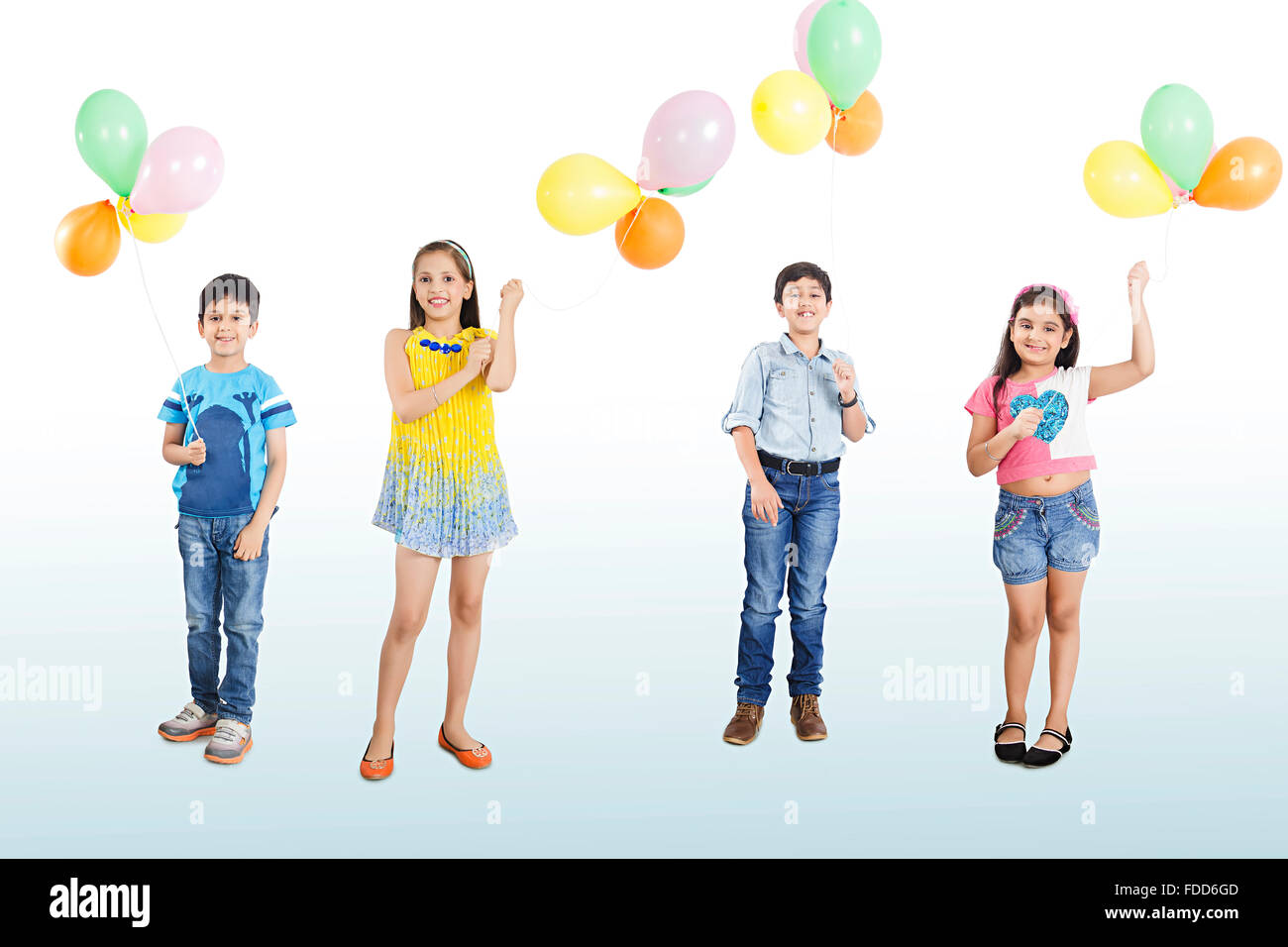 4 Kinder Freunde ständigen Geburtstag Holding ballon Fliegen Stockfoto