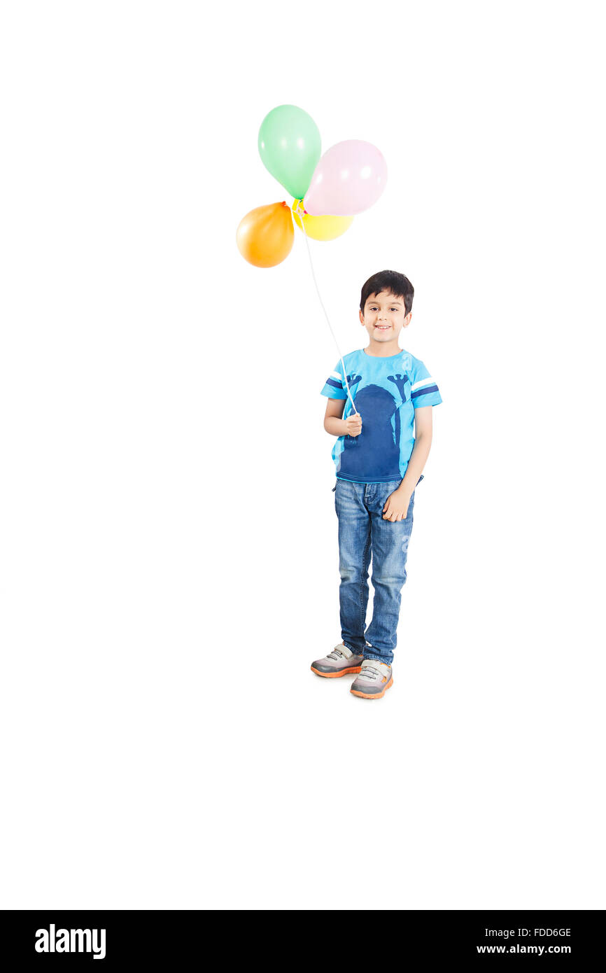 Ein Kind Junge Geburtstag Holding ballon Fliegen Stockfoto