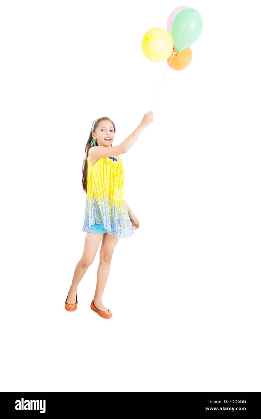 Ein Kind stehendes Mädchen Geburtstag Holding ballon Fliegen Stockfoto