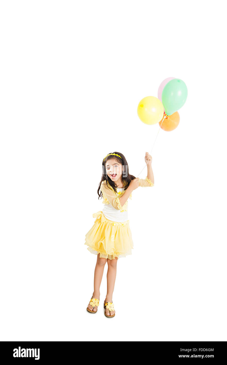 Ein Kind stehendes Mädchen Geburtstag Holding ballon Fliegen Stockfoto