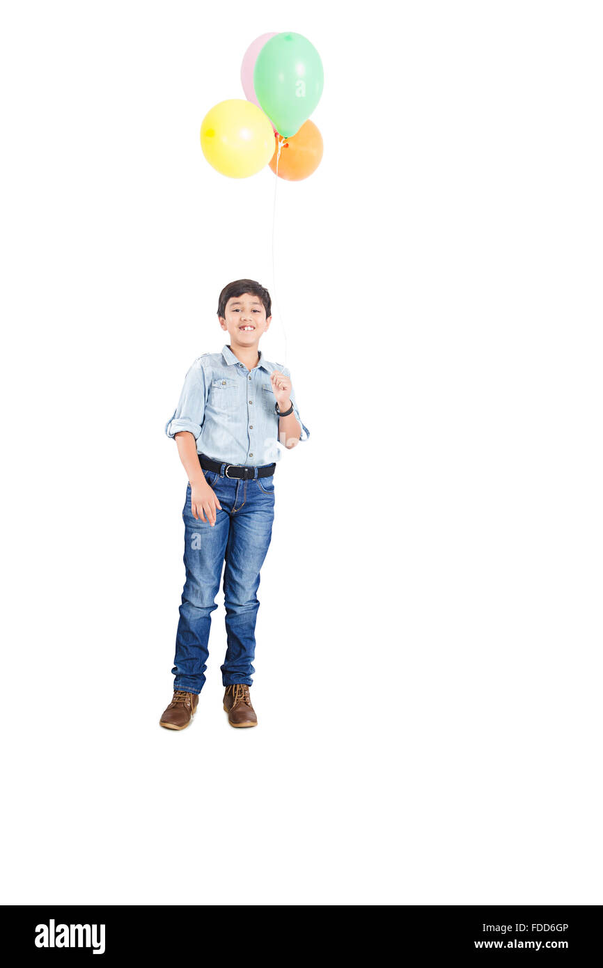 Ein Kind Junge Geburtstag Holding ballon Fliegen Stockfoto