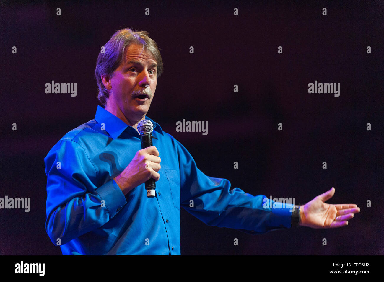 Amerikanische Fernseh-Persönlichkeit und blauen Kragen Schauspieler Jeff Foxworthy auf der Bühne. Stockfoto