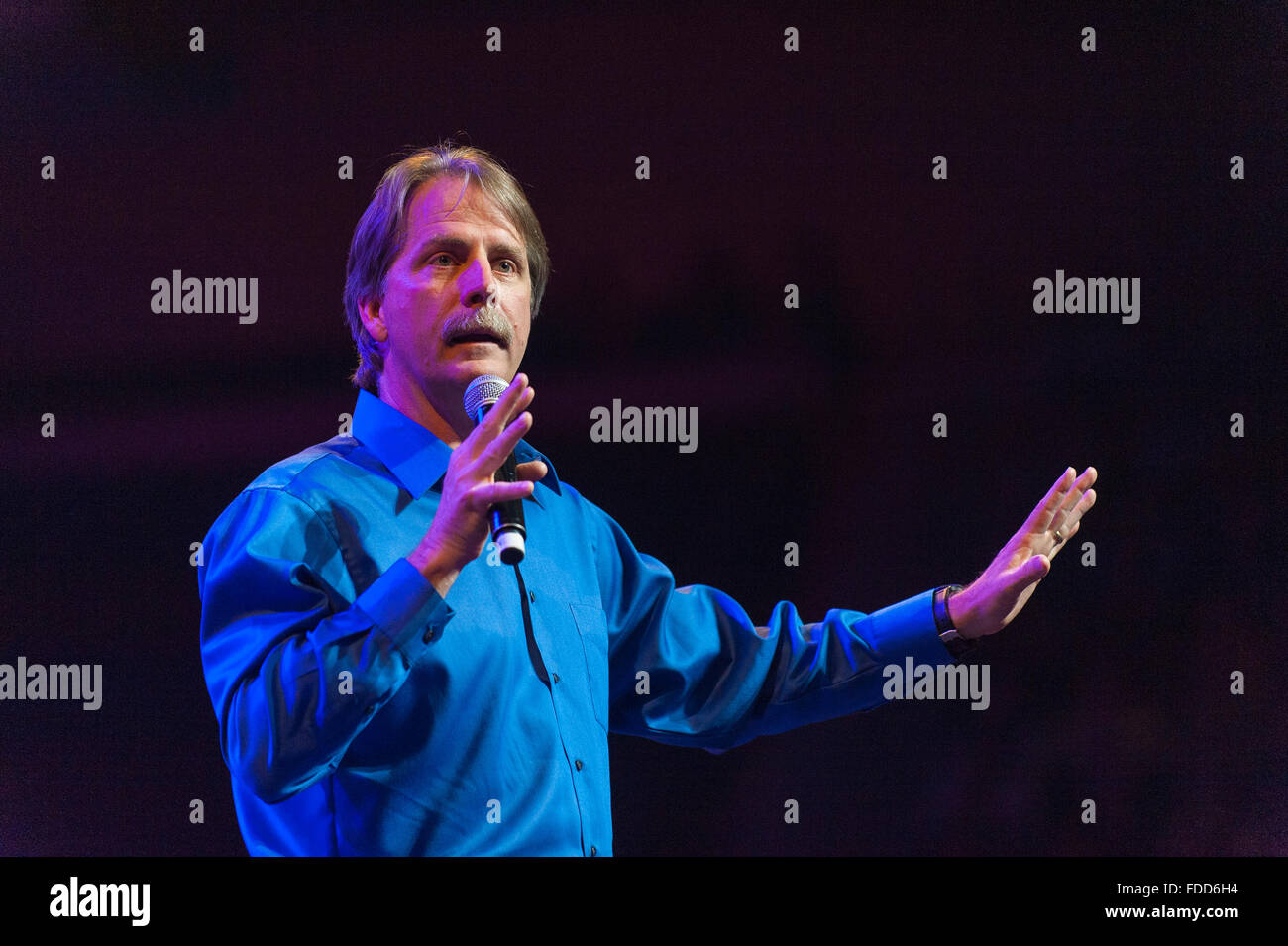 Amerikanische Fernseh-Persönlichkeit und blauen Kragen Schauspieler Jeff Foxworthy auf der Bühne. Stockfoto