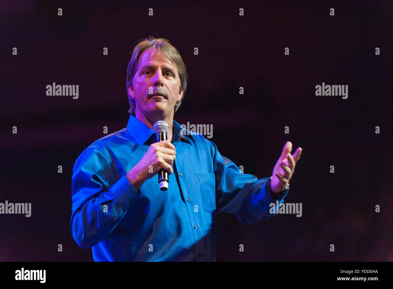 Amerikanische Fernseh-Persönlichkeit und blauen Kragen Schauspieler Jeff Foxworthy auf der Bühne. Stockfoto