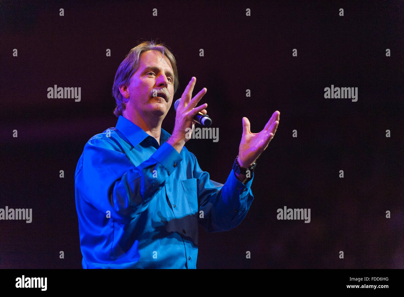 Amerikanische Fernseh-Persönlichkeit und blauen Kragen Schauspieler Jeff Foxworthy auf der Bühne. Stockfoto