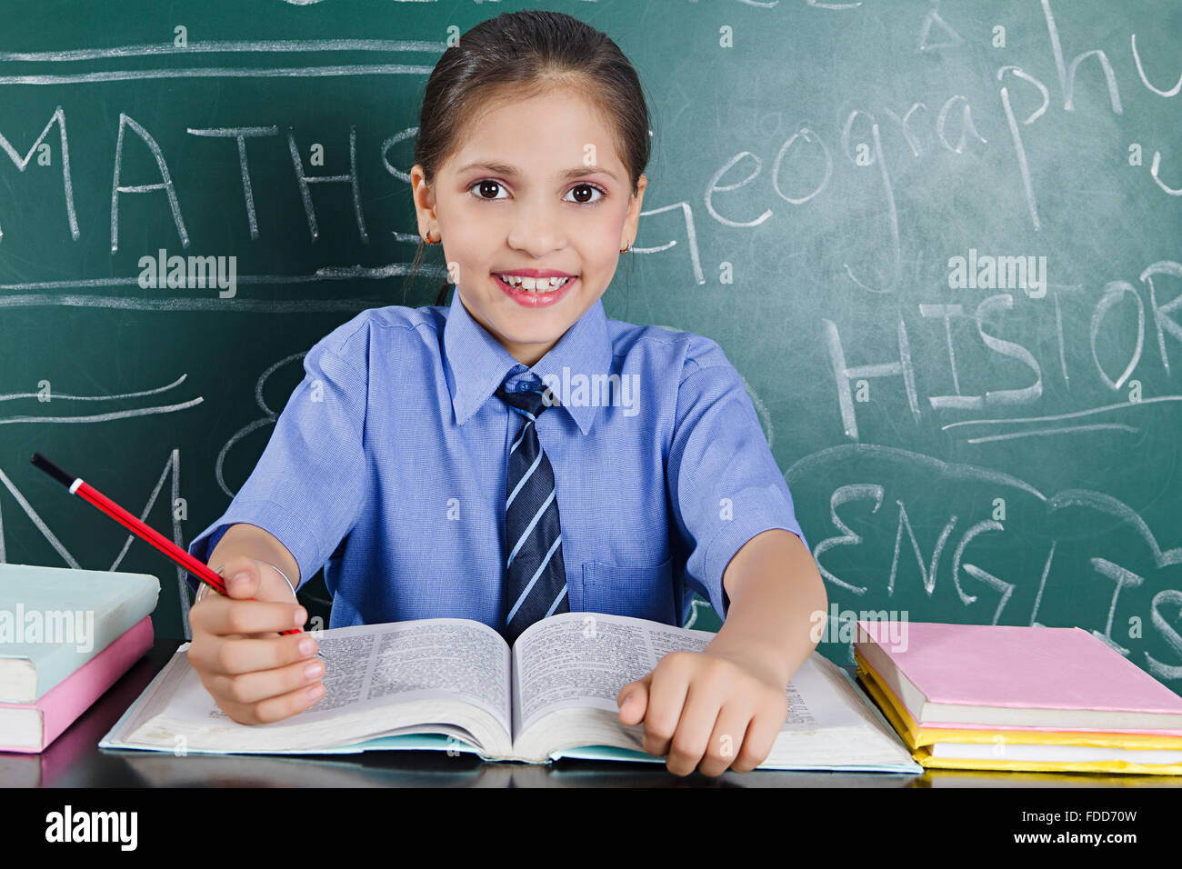 1 Kind Mädchen Schule Schüler Unterricht Studium Buch schreiben Stockfoto