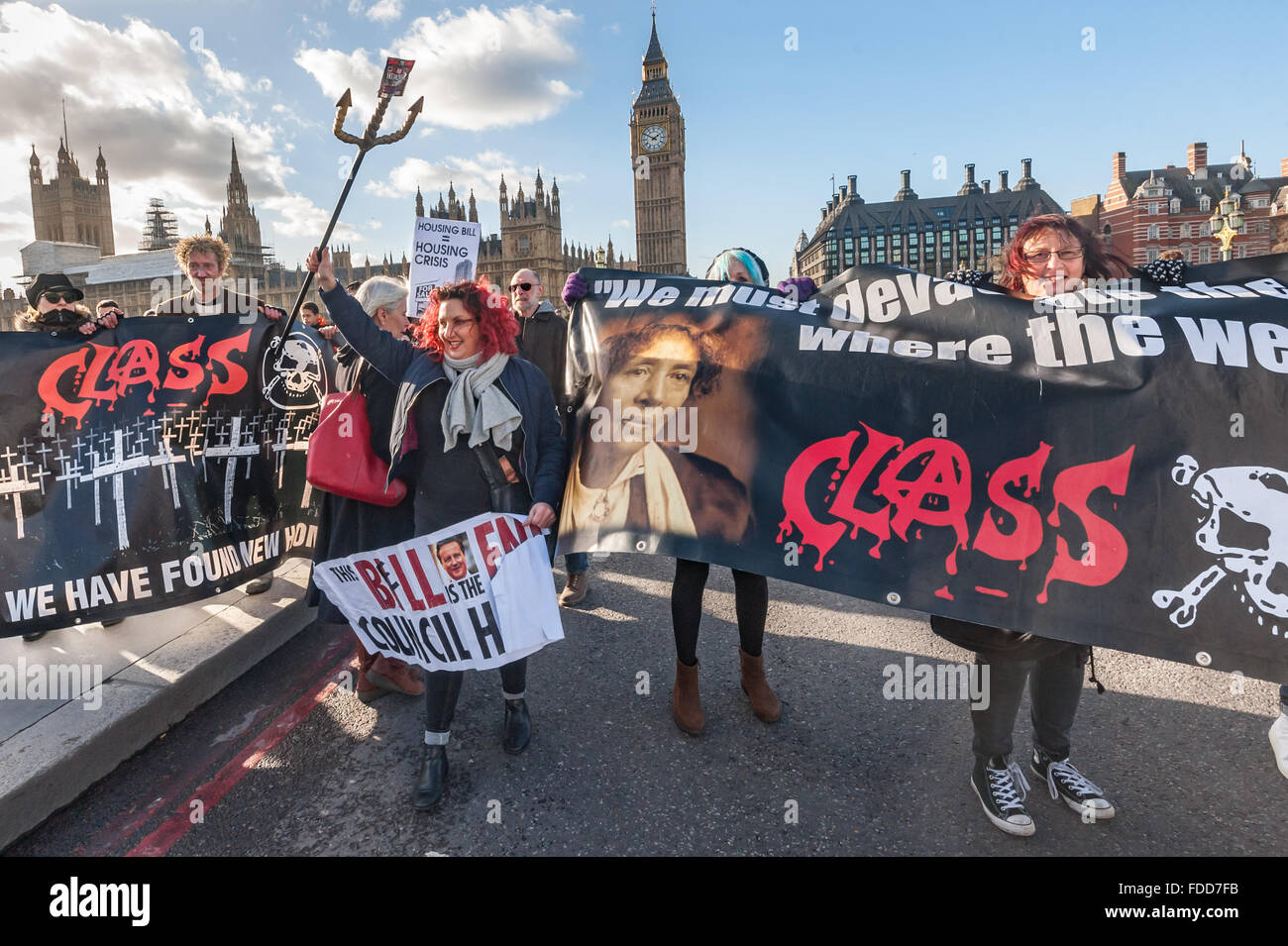 London, UK. 30. Januar 2016. Tausende von März bis Downing St organisiert von Lambeth Housing Aktivisten gegen das Gehäuse und die Planung Rechnung vom Imperial War Museum. Lisa McKenzie Wellen einen Dreizack vor Klassenkampf Banner und den Houses of Parliament. Bildnachweis: Peter Marshall/Alamy Live-Nachrichten Stockfoto