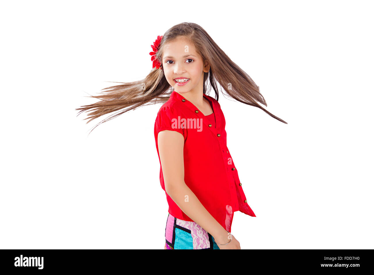 1 schönes Kind stehendes Mädchen zerzaustem Haar Stockfoto