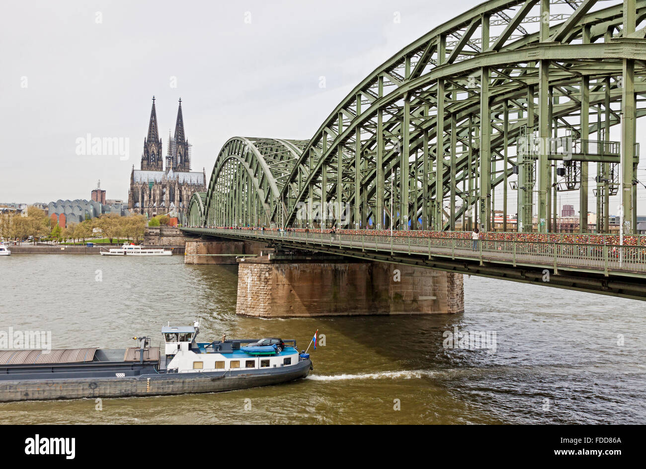 Blick auf Kölner Dom und Hohenzollernbrücke über den Rhein, Köln, Deutschland Stockfoto