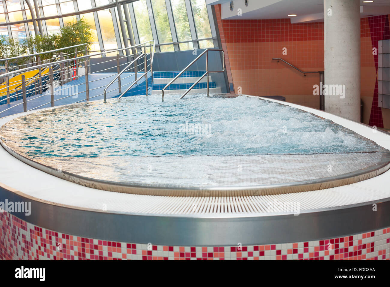 Nahaufnahme von Blut sprudelnden Whirlpools. (Flacher dof). Stockfoto